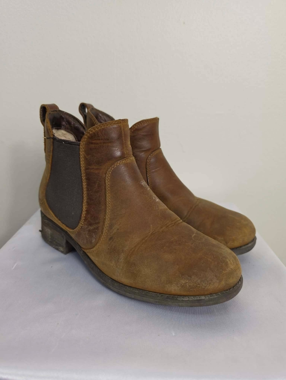 UGG Tan Leather Ankle Chelsea Boots Sz 7US - Picture 2 of 15